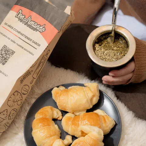Medialunas servidas con mate tradicional