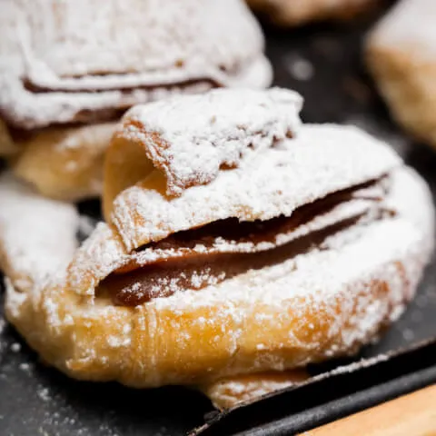 Croissant relleno con dulce de leche