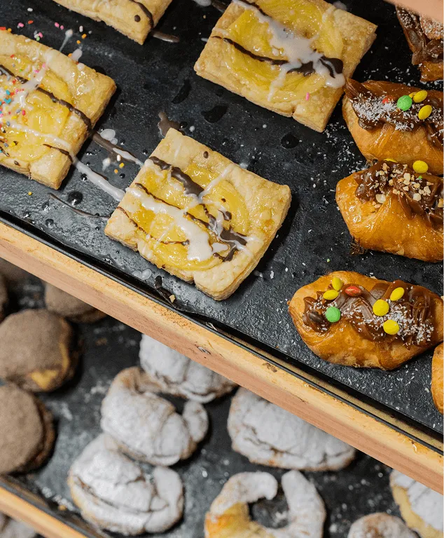 Bandeja de facturas y medialunas Don Armando